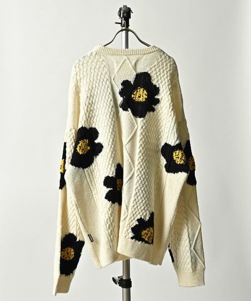 ADAM PATEK(アダムパテック)の「【ADAMPATEK/アダムパテック】Floral pattern cable crew neck / 花柄ケーブルクルーネックニット(ニット/セーター・メンズ・ブルー/ホワイト/グレー・2/1)」の4枚目の写真