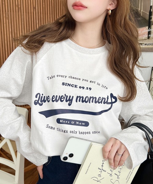 moment+（モーメントプラス）の「綿100％天竺.ラグランロゴプリントロンT（Tシャツ/カットソー・レディース・チャコールグレー/ネイビー/ピンク/オートミール・M/L）」の2枚目の写真