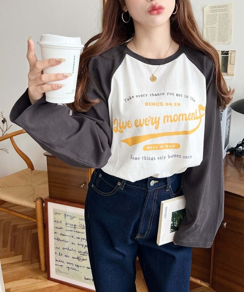 moment+（モーメントプラス）の「綿100％天竺.ラグランロゴプリント