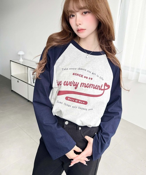 moment+(モーメントプラス)の「綿100%天竺.ラグランロゴプリントロンT(Tシャツ/カットソー・レディース・チャコールグレー/ネイビー/ピンク/オートミール・M/L)」の9枚目の写真