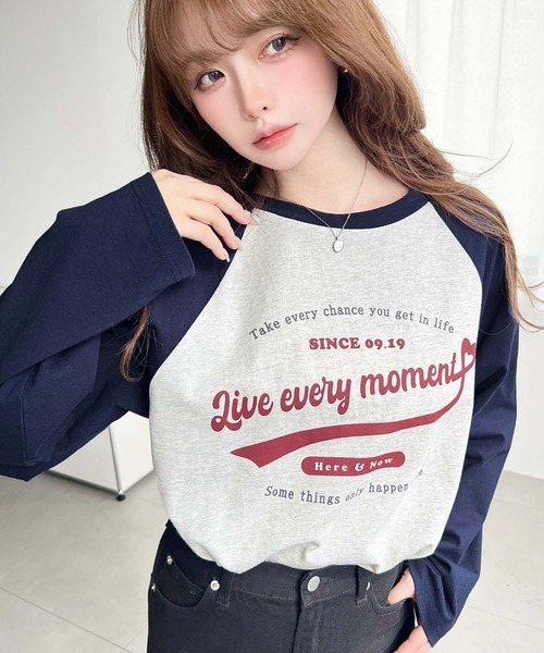 moment+(モーメントプラス)の「綿100%天竺.ラグランロゴプリントロンT(Tシャツ/カットソー・レディース・チャコールグレー/ネイビー/ピンク/オートミール・M/L)」の11枚目の写真