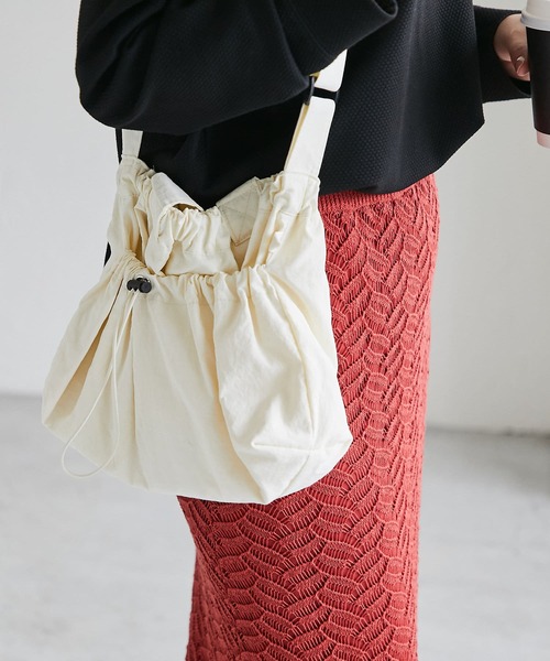 un dix cors（アンディコール）の「ドロストリング2wayショルダー（ショルダーバッグ・レディース・アイボリー/ブラック・FREE）」の2枚目の写真