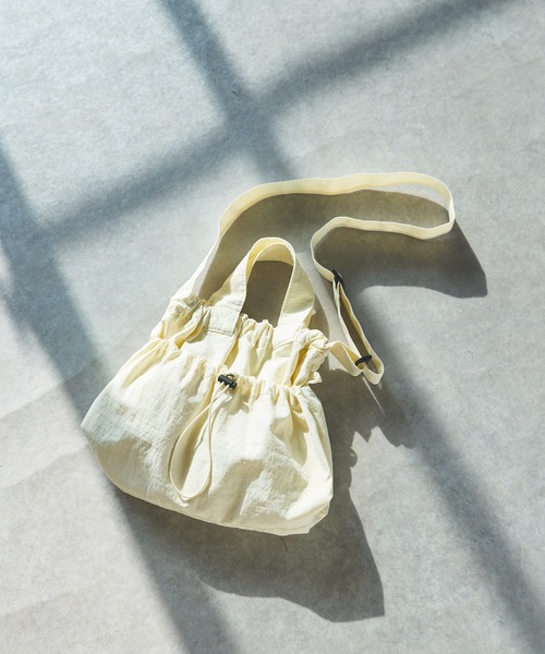 un dix cors（アンディコール）の「ドロストリング2wayショルダー（ショルダーバッグ・レディース・アイボリー/ブラック・FREE）」の3枚目の写真