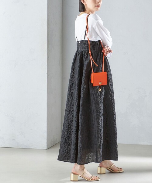 SHIPS(シップス)の「* 〈手洗い可能〉フラワー エンボス キャミ ワンピース 24SS ◇(ワンピース・レディース・オフホワイト/ブラック・ONE SIZE)」の2枚目の写真