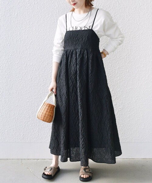 SHIPS(シップス)の「* 〈手洗い可能〉フラワー エンボス キャミ ワンピース 24SS ◇(ワンピース・レディース・オフホワイト/ブラック・ONE SIZE)」の6枚目の写真