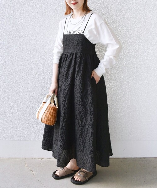 SHIPS(シップス)の「* 〈手洗い可能〉フラワー エンボス キャミ ワンピース 24SS ◇(ワンピース・レディース・オフホワイト/ブラック・ONE SIZE)」の7枚目の写真