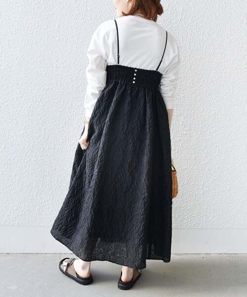 SHIPS(シップス)の「* 〈手洗い可能〉フラワー エンボス キャミ ワンピース 24SS ◇(ワンピース・レディース・オフホワイト/ブラック・ONE SIZE)」の8枚目の写真