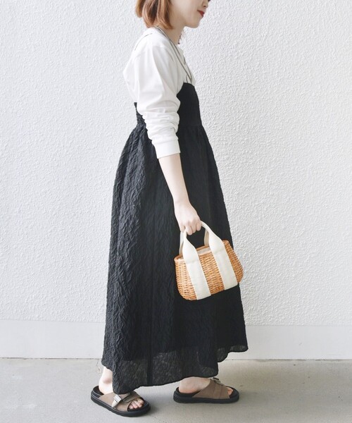SHIPS(シップス)の「* 〈手洗い可能〉フラワー エンボス キャミ ワンピース 24SS ◇(ワンピース・レディース・オフホワイト/ブラック・ONE SIZE)」の11枚目の写真