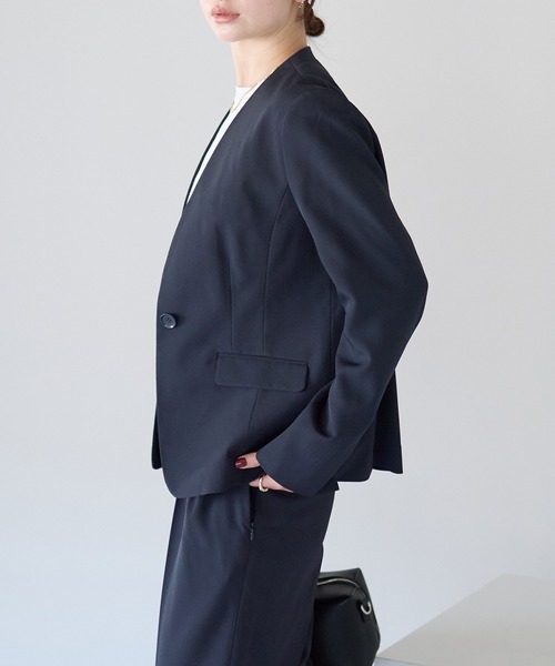 RIRIYANO（リリヤーノ）の「《洗える》2点テーパードパンツスーツセット(ノーカラージャケット+テーパードパンツ)【RIRIYANO】（スーツセット・レディース・ネイビー/ブラック/ストライプ・11号/9号/13号/7号/15号/17号/19号）」の5枚目の写真