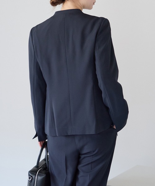 RIRIYANO（リリヤーノ）の「《洗える》2点テーパードパンツスーツセット(ノーカラージャケット+テーパードパンツ)【RIRIYANO】（スーツセット・レディース・ネイビー/ブラック/ストライプ・11号/9号/13号/7号/15号/17号/19号）」の6枚目の写真