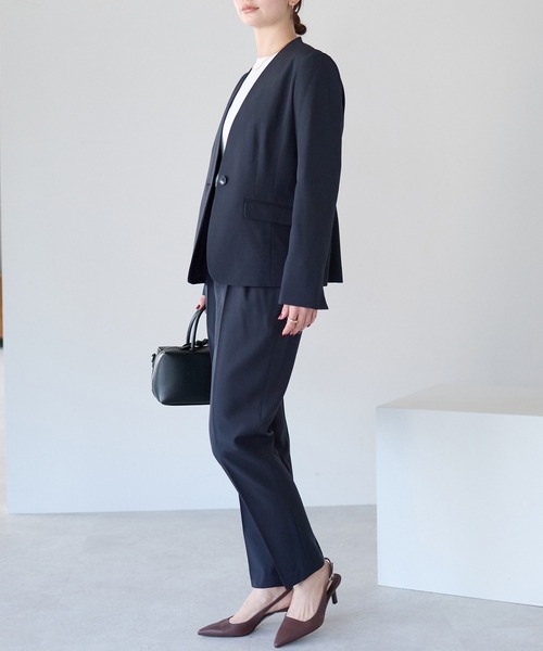 RIRIYANO（リリヤーノ）の「《洗える》2点テーパードパンツスーツセット(ノーカラージャケット+テーパードパンツ)【RIRIYANO】（スーツセット・レディース・ネイビー/ブラック/ストライプ・11号/9号/13号/7号/15号/17号/19号）」の8枚目の写真