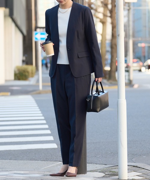 RIRIYANO（リリヤーノ）の「《洗える》2点テーパードパンツスーツセット(ノーカラージャケット+テーパードパンツ)【RIRIYANO】（スーツセット・レディース・ネイビー/ブラック/ストライプ・11号/9号/13号/7号/15号/17号/19号）」の12枚目の写真