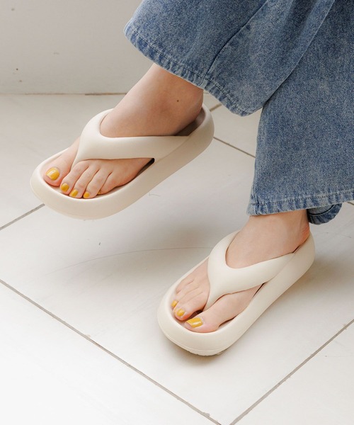 LAKOLE（ラコレ）の「ボリュームEVAトングサンダル / 106291（サンダル・レディース・ブラック/ベージュ・SMALL/MEDIUM/LARGE）」の22枚目の写真