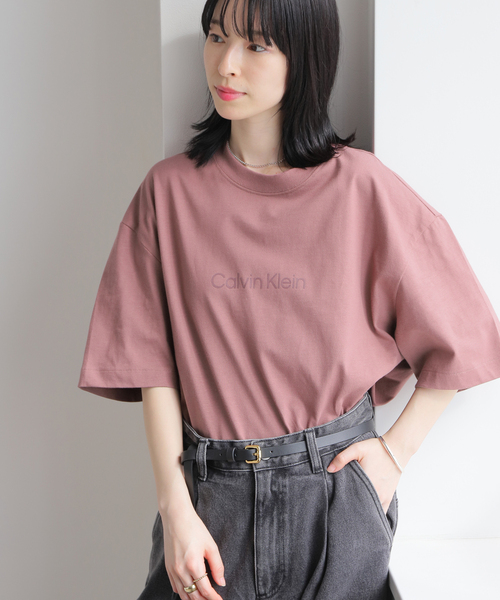 Calvin Klein(カルバン・クライン)の「【Calvin Klein / カルバン クライン】 SS STANDARD LOGO TEE(Tシャツ/カットソー・レディース・ホワイト/パープル/ブラック・MEDIUM)」の3枚目の写真