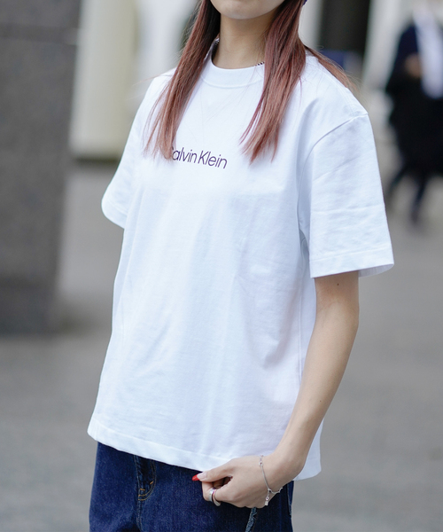 Calvin Klein(カルバン・クライン)の「【Calvin Klein / カルバン クライン】 SS STANDARD LOGO TEE(Tシャツ/カットソー・レディース・ホワイト/パープル/ブラック・MEDIUM)」の1枚目の写真