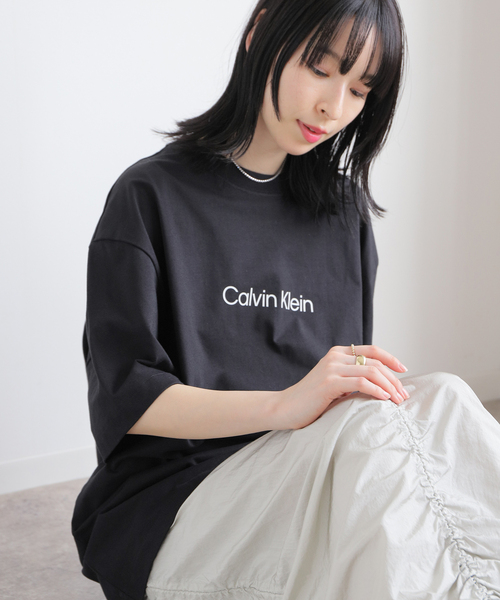 Calvin Klein(カルバン・クライン)の「【Calvin Klein / カルバン クライン】 SS STANDARD LOGO TEE(Tシャツ/カットソー・レディース・ホワイト/パープル/ブラック・MEDIUM)」の7枚目の写真