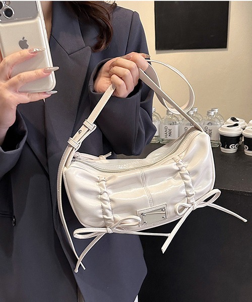 gossip!ロサンゼルス(ゴシップロサンゼルス)の「Y2K スタイル シャーリング蝶結びクロスボディバッグ 2way(ショルダーバッグ・レディース・ブラック/オフホワイト/ピンク・FREE)」の13枚目の写真