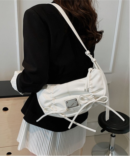 gossip!ロサンゼルス(ゴシップロサンゼルス)の「Y2K スタイル シャーリング蝶結びクロスボディバッグ 2way(ショルダーバッグ・レディース・ブラック/オフホワイト/ピンク・FREE)」の5枚目の写真