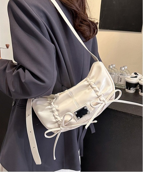 gossip!ロサンゼルス(ゴシップロサンゼルス)の「Y2K スタイル シャーリング蝶結びクロスボディバッグ 2way(ショルダーバッグ・レディース・ブラック/オフホワイト/ピンク・FREE)」の7枚目の写真