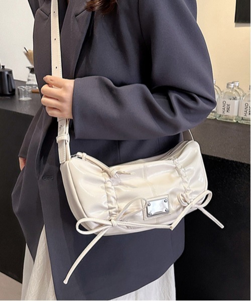 gossip!ロサンゼルス(ゴシップロサンゼルス)の「Y2K スタイル シャーリング蝶結びクロスボディバッグ 2way(ショルダーバッグ・レディース・ブラック/オフホワイト/ピンク・FREE)」の9枚目の写真