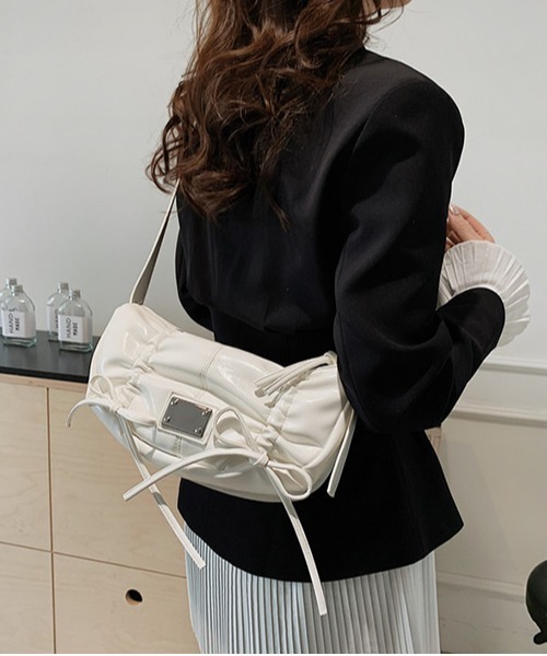 gossip!ロサンゼルス(ゴシップロサンゼルス)の「Y2K スタイル シャーリング蝶結びクロスボディバッグ 2way(ショルダーバッグ・レディース・ブラック/オフホワイト/ピンク・FREE)」の11枚目の写真