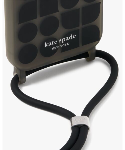 kate spade new york(ケイトスペード ニューヨーク)の「ノエル アイフォン 15 Pro ケース クロスボディ(スマホケース/カバー・レディース・ブラック・ONESIZE)」の2枚目の写真