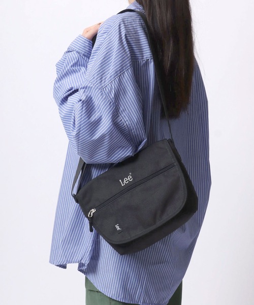 Lee(リー)の「Lee/リー ロゴ ワンポイント刺繍 撥水 フラップ ショルダーバッグ/レディース メンズ(ショルダーバッグ・レディース・グレー/ブラック/カーキ/ベージュ・FREE)」の1枚目の写真