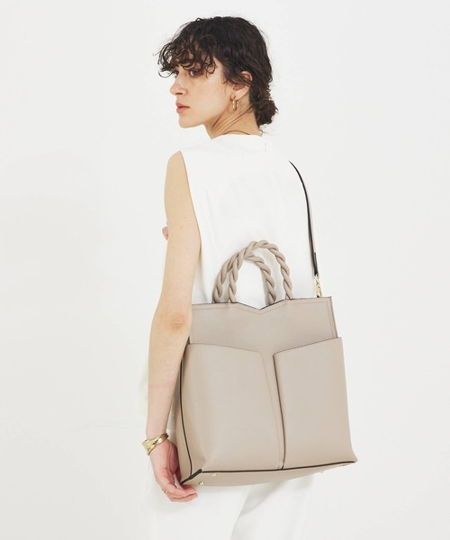 LOWELL things（ロウェル　シングス）の「Twiste/ダブルポケット2WAYトート L（トートバッグ・レディース・グレイッシュベージュ/ブラック/ベージュ/アイボリー・フリー）」の3枚目の写真