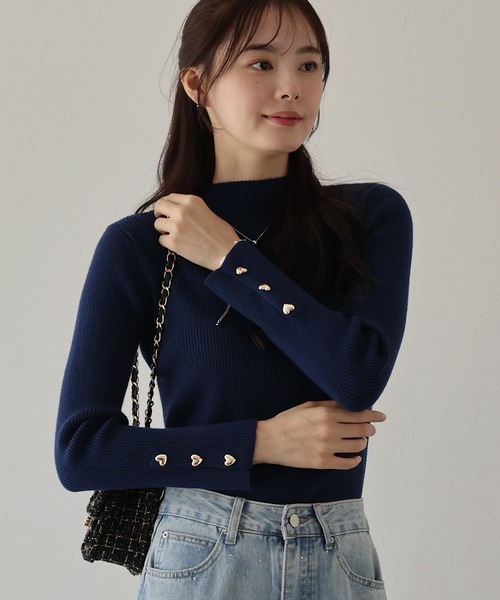 BLUEEAST(ブルーイースト)の「ハートボタンハイネックニット(ニット/セーター・レディース・ネイビー/アイボリー/レッド/ブラック/ピンクベージュ・MEDIUM)」の22枚目の写真
