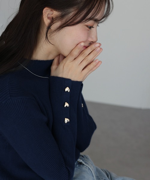 BLUEEAST(ブルーイースト)の「ハートボタンハイネックニット(ニット/セーター・レディース・ネイビー/アイボリー/レッド/ブラック/ピンクベージュ・MEDIUM)」の21枚目の写真