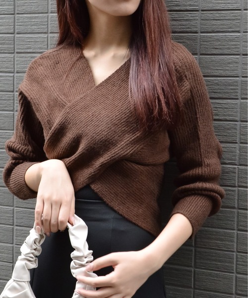 &soiree(アンドソワレ)の「【&soiree】フロントクロスニットトップス(CP)(ニット/セーター・レディース・ベージュ/ブラウン/オフホワイト/ブラック・FREE)」の3枚目の写真