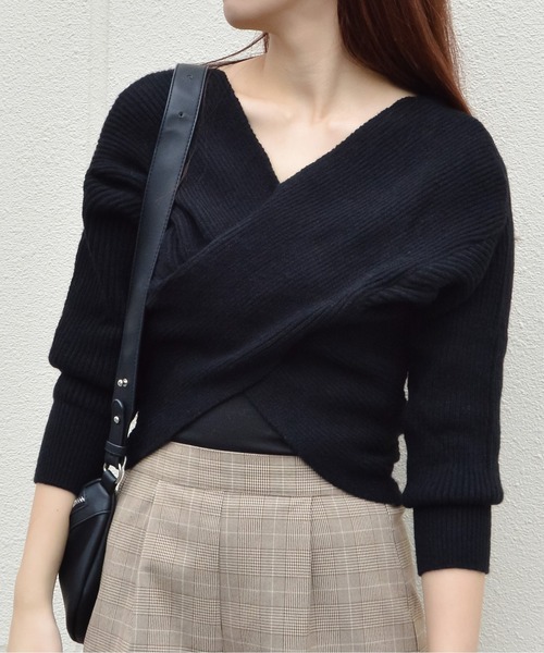 &soiree(アンドソワレ)の「【&soiree】フロントクロスニットトップス(CP)(ニット/セーター・レディース・ベージュ/ブラウン/オフホワイト/ブラック・FREE)」の2枚目の写真