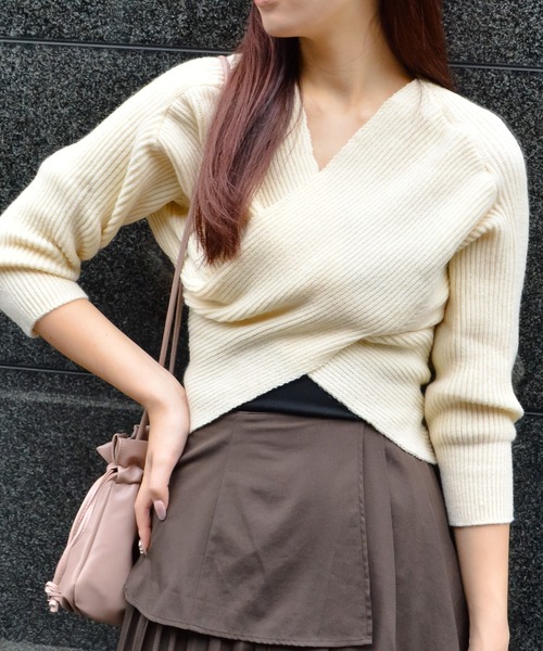 &soiree(アンドソワレ)の「【&soiree】フロントクロスニットトップス(CP)(ニット/セーター・レディース・ベージュ/ブラウン/オフホワイト/ブラック・FREE)」の6枚目の写真