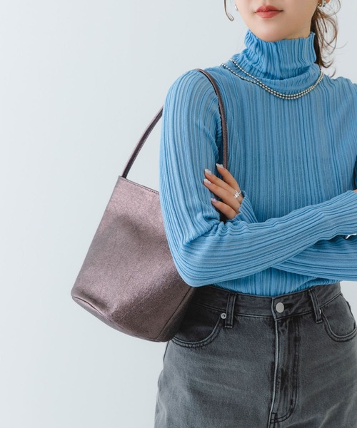 RODE SKO（ロデスコ）の「メタリックバケットバッグ（ハンドバッグ・レディース・シルバー/シルバー系その他・ONE）」の4枚目の写真