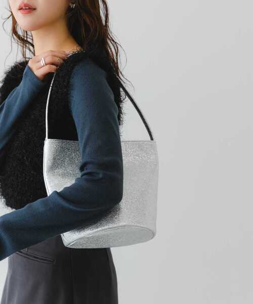 RODE SKO（ロデスコ）の「メタリックバケットバッグ（ハンドバッグ・レディース・シルバー/シルバー系その他・ONE）」の16枚目の写真