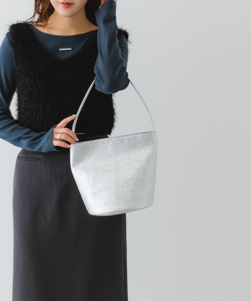 RODE SKO（ロデスコ）の「メタリックバケットバッグ（ハンドバッグ・レディース・シルバー/シルバー系その他・ONE）」の18枚目の写真