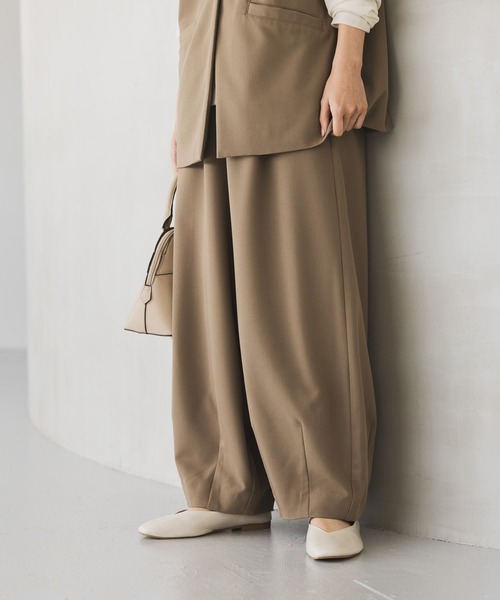 studio CLIP（スタディオクリップ）の「【みんなのリクエストパンツ】タックコクーンパンツ[プチ・プラスサイズあり]《オケージョン2025》（その他パンツ・レディース・カーキブラウン/ベージュ/ブラック・MEDIUM/LARGE/ﾌﾘｰ(L)/PF）」の16枚目の写真