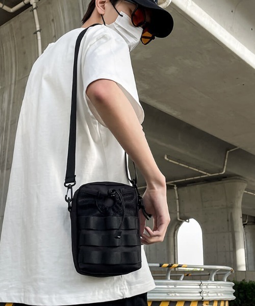 L LABEL（エルラベル）の「ドローコードミニショルダーサコッシュ（ショルダーバッグ・メンズ・ブラック/カーキ・FREE）」の2枚目の写真