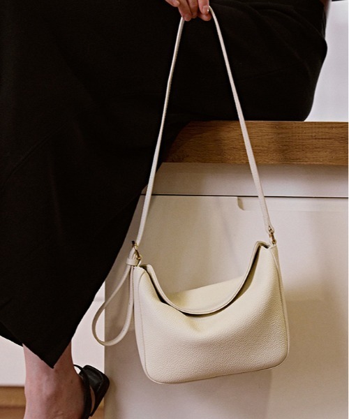 NiiNa(ニーナ)の「【NiiNa】【高品質牛革】ワンハンドルソフトレザーショルダーバッグ(ショルダーバッグ・レディース・ホワイト/グレイッシュベージュ・FREE)」の2枚目の写真