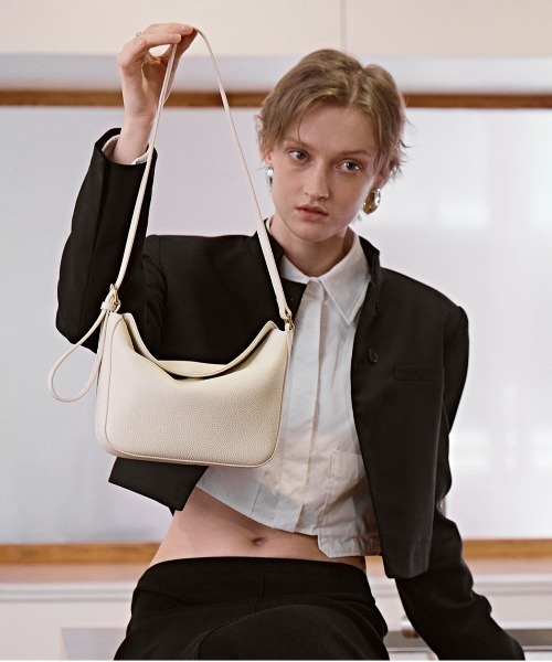 NiiNa(ニーナ)の「【NiiNa】【高品質牛革】ワンハンドルソフトレザーショルダーバッグ(ショルダーバッグ・レディース・ホワイト/グレイッシュベージュ・FREE)」の4枚目の写真