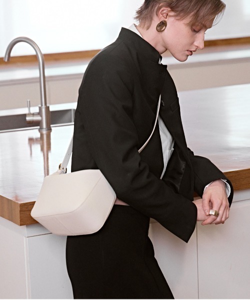 NiiNa(ニーナ)の「【NiiNa】【高品質牛革】ワンハンドルソフトレザーショルダーバッグ(ショルダーバッグ・レディース・ホワイト/グレイッシュベージュ・FREE)」の7枚目の写真