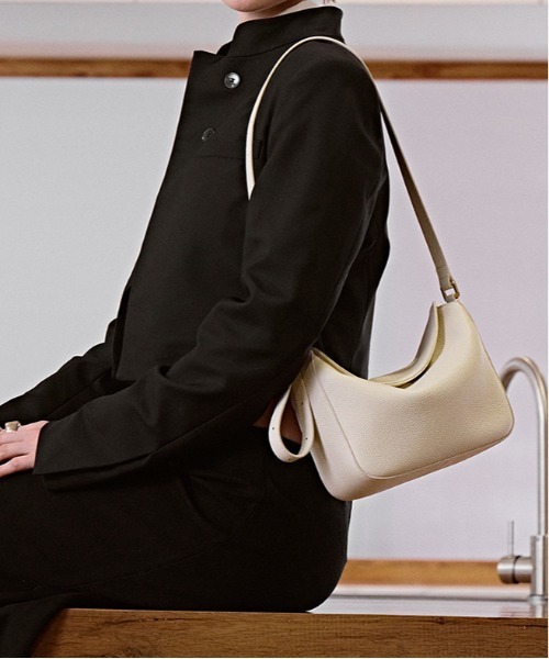 NiiNa(ニーナ)の「【NiiNa】【高品質牛革】ワンハンドルソフトレザーショルダーバッグ(ショルダーバッグ・レディース・ホワイト/グレイッシュベージュ・FREE)」の8枚目の写真