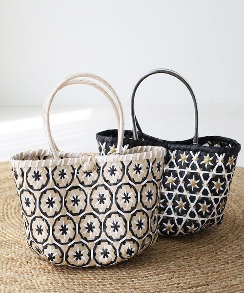 le.coeur blanc（ルクールブラン）の「フラワーモチーフトート（トートバッグ・レディース・ベージュ/ブラック・FREE）」の3枚目の写真