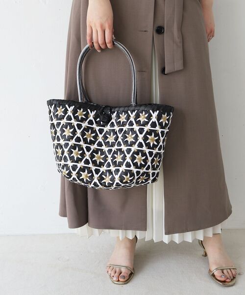 le.coeur blanc（ルクールブラン）の「フラワーモチーフトート（トートバッグ・レディース・ベージュ/ブラック・FREE）」の5枚目の写真