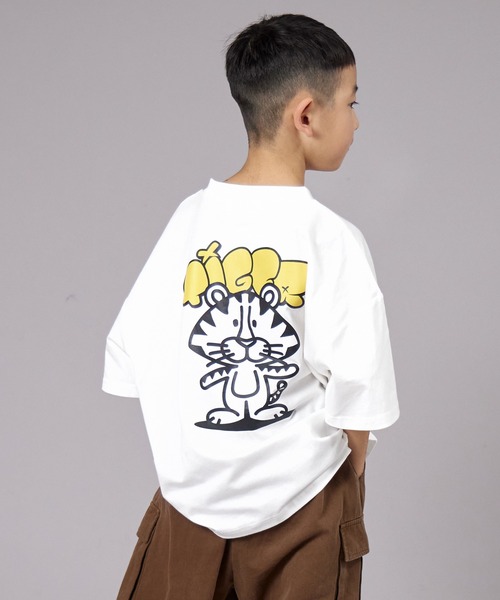 PAIRMANON STREET(ペアマノンストリート)の「【PAIRMANON STREET】オリジナル バック プリント 半袖 Tシャツ(Tシャツ/カットソー・キッズ・ホワイト/イエロー系その他/ベージュ系その他/ピンク系その他/ホワイト系その他2/ホワイト系その他3/ホワイト系その他4/ブラック系その他4/ブラック系その他5/カーキ/ブラック系その他2/ブラック系その他3/ベージュ系その他2/ベージュ系その他3/パープル系その他2/ブラック系その他/ホワイト系その他/イエロー/グリーン系その他/パープル系その他・140/150/160/90/100/110/120/130)」の5枚目の写真