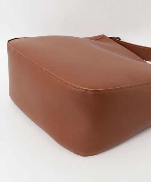 AT CREATION(アットクリエイション)の「EM:合成皮革 A4 軽量|トルテショルダー(ショルダーバッグ・レディース・ブラック/グレイッシュベージュ/キャメル・FREE)」の5枚目の写真