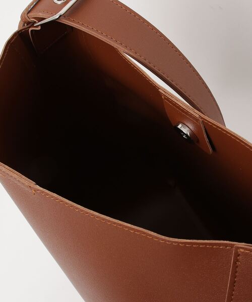 AT CREATION(アットクリエイション)の「EM:合成皮革 A4 軽量|トルテショルダー(ショルダーバッグ・レディース・ブラック/グレイッシュベージュ/キャメル・FREE)」の6枚目の写真