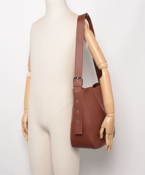 AT CREATION(アットクリエイション)の「EM:合成皮革 A4 軽量|トルテショルダー(ショルダーバッグ・レディース・ブラック/グレイッシュベージュ/キャメル・FREE)」の7枚目の写真