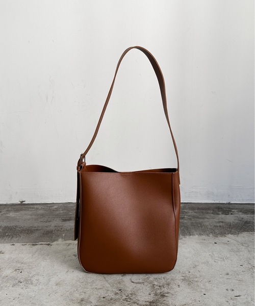 AT CREATION(アットクリエイション)の「EM:合成皮革 A4 軽量|トルテショルダー(ショルダーバッグ・レディース・ブラック/グレイッシュベージュ/キャメル・FREE)」の3枚目の写真