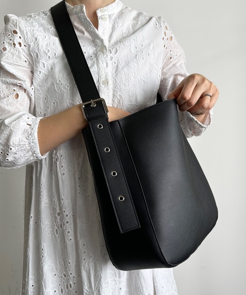 AT CREATION(アットクリエイション)の「EM:合成皮革 A4 軽量|トルテショルダー(ショルダーバッグ・レディース・ブラック/グレイッシュベージュ/キャメル・FREE)」の2枚目の写真